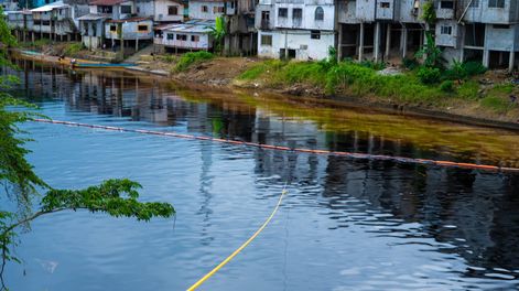 Derrame de petróleo en río de Ecuador está causando “daños sin precedentes”, dice alcalde.