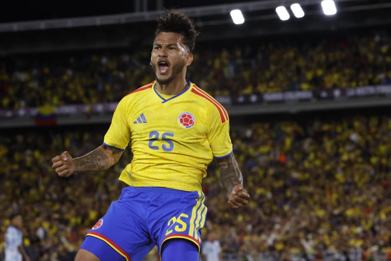 Luis Suárez de Colombia celebra un gol en un partido amistoso entre Colombia y Costa Rica previo a la Copa Mundial de Fútbol de 2026.