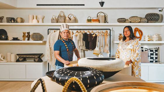 Arcenio y Keyla pertenecen a comunidades indígenas colombianas, y han aprendido a darle el valor real a su arte para que sea soporte económico de sus pueblos. Arcenio y Keyla pertenecen a comunidades indígenas colombianas, y han aprendido a darle el valor real a su arte para que sea soporte económico de sus pueblos.