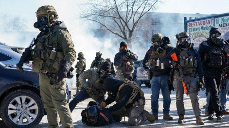 &nbsp;Agentes federales detienen a un manifestante tras un tiroteo mortal en Minneapolis, Minnesota, EE. UU., el 24 de enero de 2026.