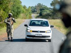 Militares del Ejército Nacional durante un control de rutina en la frontera entre Uruguay y Brasil. Militares del Ejército Nacional durante un control de rutina en la frontera entre Uruguay y Brasil.
