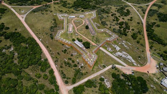 Un dron sobrevuela el Parque Nacional de Santa Teresa, propiedad del Ejército Nacional, en el departamento de Rocha.