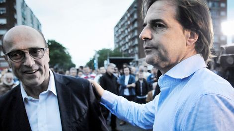 imagen de Los candidatos y los acuerdos con o sin micrófonos delante