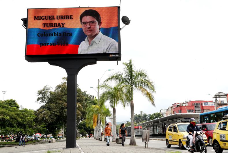 Fotografía de una pantalla en la se observa una imagen del senador y precandidato presidencial Miguel Uribe Turbay este domingo, en Cali (Colombia). En varias ciudades de Colombia los ciudadanos salieron a las calles para pedir por la recuperación de Uribe Turbay quien fue víctima de un atentado ayer en Bogotá
