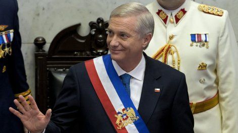 El nuevo presidente de Chile, José Antonio Kast, con la banda presidencial, saluda en el Congreso Nacional en Valparaíso, Chile, el 11 de marzo de 2026.