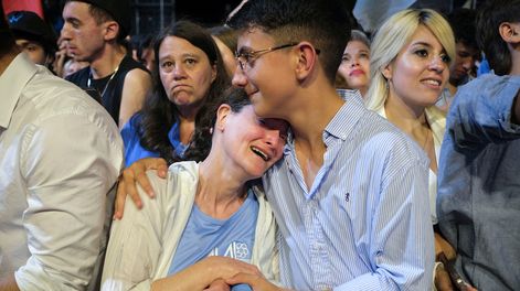 Militantes en el comando de Álvaro Delgado