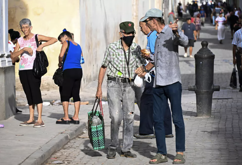 Un anciano camina por una calle de La Habana el 3 de junio de 2025
