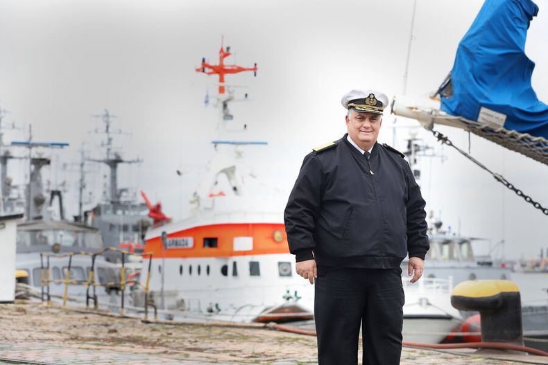 El comandante en jefe Jorge Wilson en la base naval del puerto de Montevideo. Foto: Nicolás Der Agopián / Búsqueda