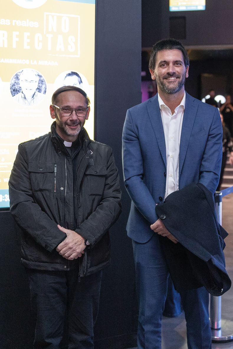 Director del Liceo Jubilar Alejandro Korahais junto al ministro de Desarrollo Social Alejandro Sciarra