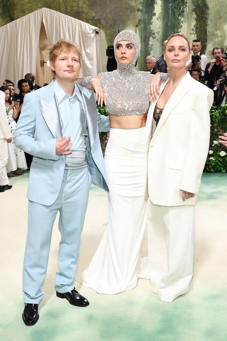 Ed Sheeran, Cara Delevingne y Stella McCartney respondieron a su manera a la consigna de la gala, titulada Sleeping Beauties: Reawakening Fashion.