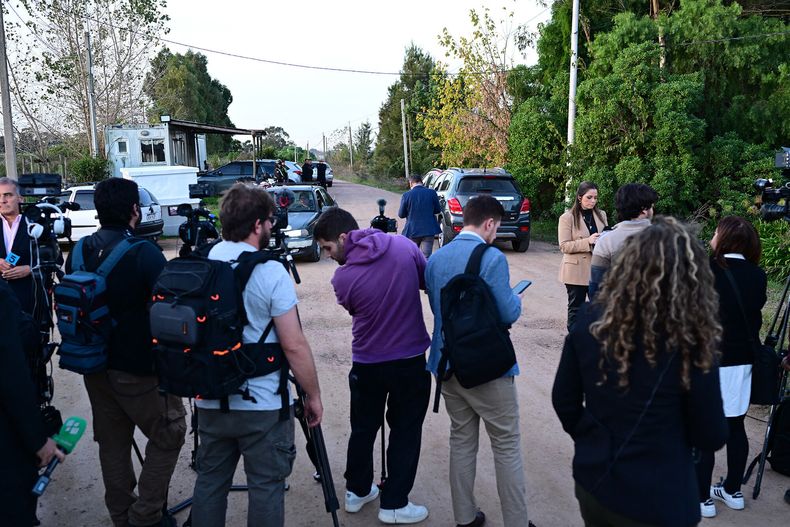 Periodistas trabajan frente a la casa de José Mujica, tras enterarse de su fallecimiento en Montevideo el 13 de mayo de 2025