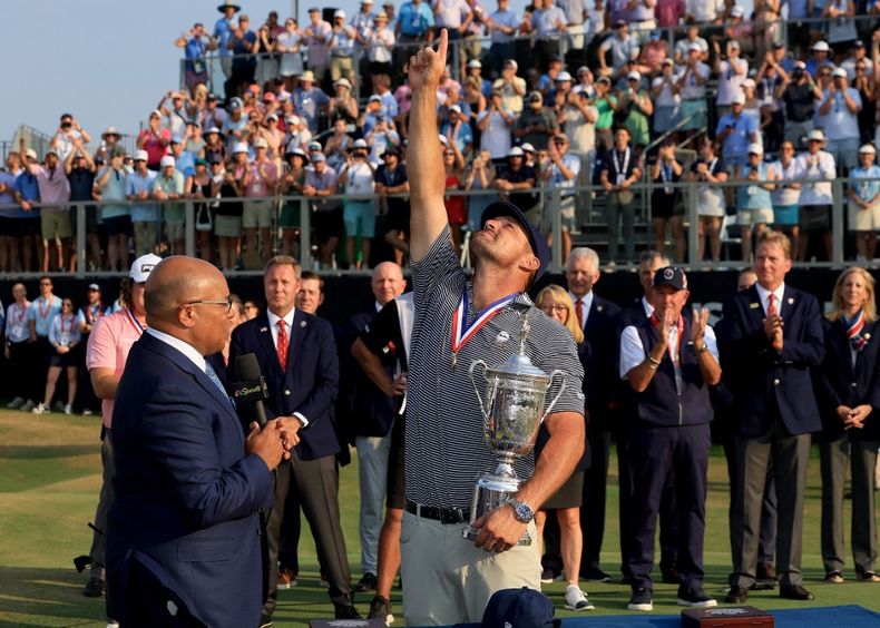 Bryson DeChambeau en la premiación del US Open