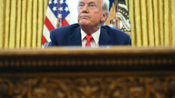El presidente de Estados Unidos, Donald Trump, observa tras firmar una orden ejecutiva en la Oficina Oval de la Casa Blanca el 9 de abril de 2025 El presidente de Estados Unidos, Donald Trump, observa tras firmar una orden ejecutiva en la Oficina Oval de la Casa Blanca el 9 de abril de 2025