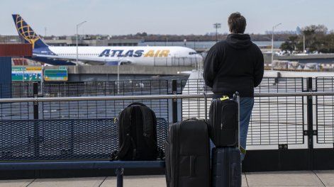 Más de 800 vuelos cancelados en Estados Unidos en “inédita” reducción de tráfico por cierre federal.