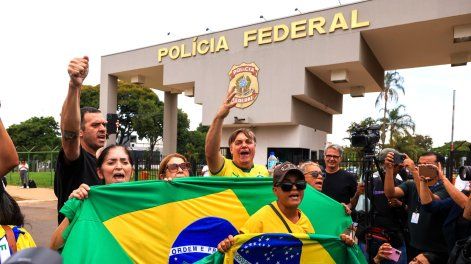 Simpatizantes del expresidente de Brasil Jair Bolsonaro se manifiestan frente a la sede de la Policía Federal de Brasilia (Brasil).