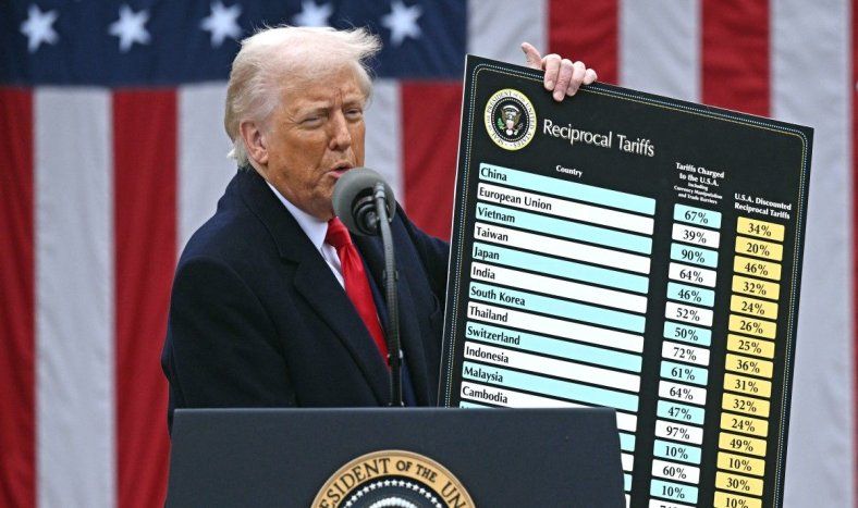 Donald Trump sostiene un gráfico mientras pronuncia un discurso sobre aranceles recíprocos durante un evento en el Jardín de las Rosas titulado “Hagamos que Estados Unidos vuelva a ser rico” en la Casa Blanca en Washington, D.C., el 2 de abril de 2025.