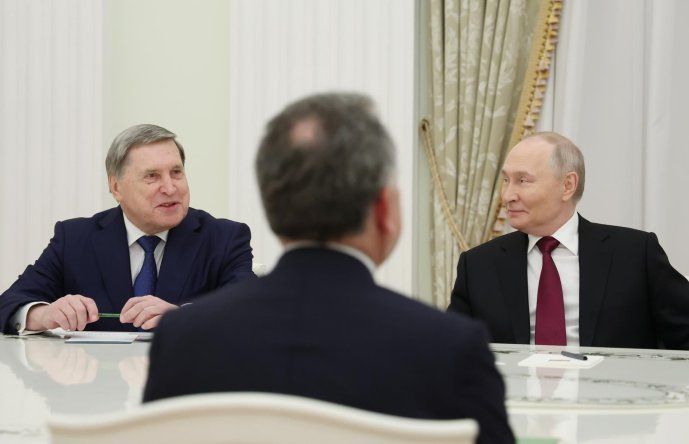 El presidente ruso, Vladímir Putin (d), y su asesor presidencial, Yuri Ushakov (i), se reúnen con el enviado presidencial estadounidense, Steve Witkoff (c), en el Kremlin, el 2 de diciembre de 2025.