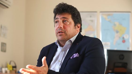 “No se entiende por qué tuvimos meses sin presencialidad”, dice nuevo director de la OEI en Uruguay, Sebastián Velesquen. Foto: Nicolás Der Agopián / Búsqueda
