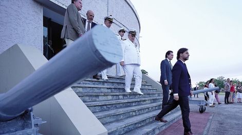 Luis Lacalle Pou en la ceremonia del fin de cursos 2022 de la Escuela Naval. Foto: Javier Calvelo / adhocFOTOS