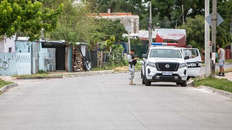 Operativo policial en el barrio Villa Española en Montevideo. Foto: Mauricio Zina, adhocFOTOS