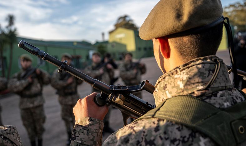 Un soldado del Ejército Nacional, en posición de guardia, durante una ceremonia militar realizada en julio de 2025.