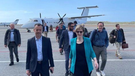 La embajadora Laura Dogu (c) camina a su llegada este sábado, al aeropuerto Internacional Simón Bolívar en Maiquetía a 27 km de Caracas (Venezuela).