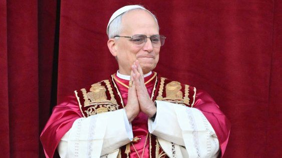 El recién elegido Papa León XIV, Robert Prevost, llega al balcón central de la Basílica de San Pedro por primera vez, tras la clausura del cónclave de los cardenales en el Vaticano, el 8 de mayo de 2025 El recién elegido Papa León XIV, Robert Prevost, llega al balcón central de la Basílica de San Pedro por primera vez, tras la clausura del cónclave de los cardenales en el Vaticano, el 8 de mayo de 2025