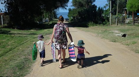 Una madre con dos hijos.