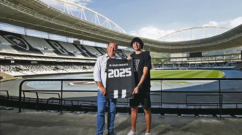 Textor, a la izquierda, en la renovación del contrato de Matheus Nascimento, futbolista de Botafogo. Foto: Vitor Silva, Botafogo