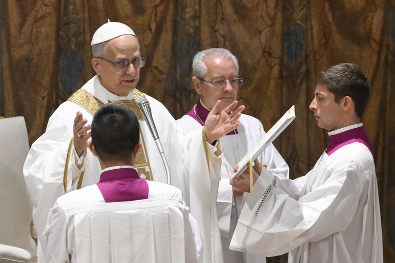 El papa León XIV oficia su primera misa en la Capilla Sixtina ante los 133 cardenales que le eligieron en la cuarta votación en el cónclave