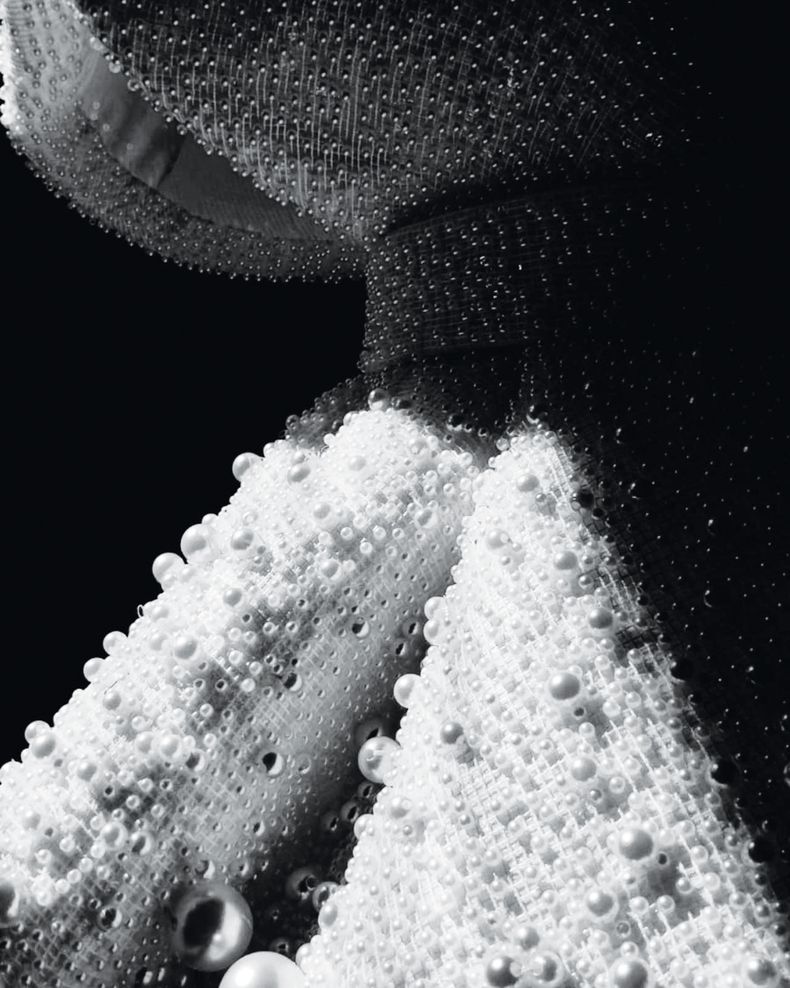 En apenas una semana, Tavo García diseñó y confeccionó los vestuarios completamente bordados de perlas de diferentes tamaños que Miranda estrenó en su show en Santiago de Chile. 