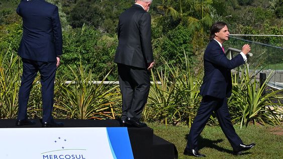 Alberto Fernández, Luiz Inácio Lula da Silva y Luis Lacalle Pou se marchan tras posar para una foto en la Cumbre del Mercosur, en Puerto Iguazú. Foto: AFP