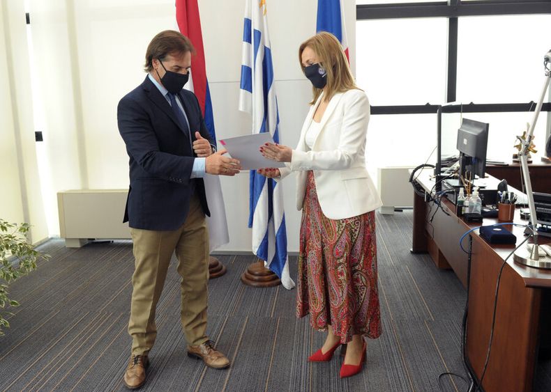Momento en que el presidente Luis Lacalle Pou entrega las cartas credenciales a la nueva embajadora de Uruguay en España, Ana Teresa Ayala. Foto: Presidencia.