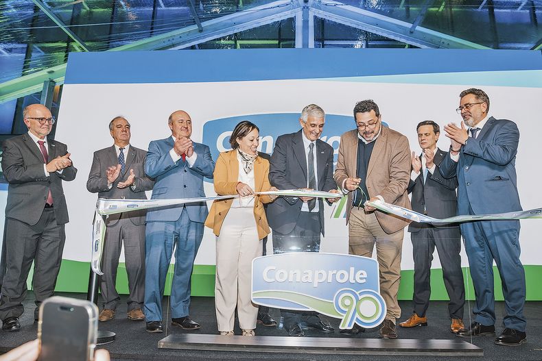 Directores de Conaprole Daniel Laborde Goñi, Álvaro Lapido y Juan Parra junto a la ministra de Industria Fernanda Cardona, el presidente de Conaprole Gabriel Fernández Secco, el secretario de Presidencia Alejandro Sánchez, el CEO de Conaprole Gabriel Valdés y el subsecretario de Ganadería Matías Carámbula.&nbsp;