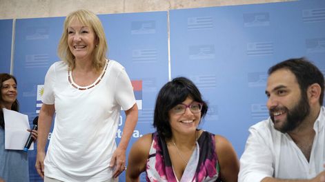 Gonzalo Civila, del Partido Socialista, y Virginia Cardozo, del PVP, en un acto de respaldo a Carolina Cosse como candidata a intendenta de Montevideo, en 2020.