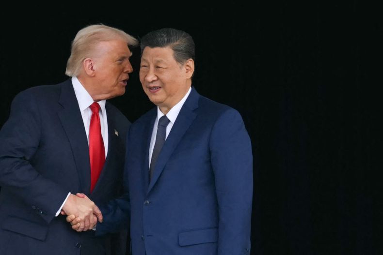 Donald Trump y Xi Jinping se dan la mano al salir tras sus conversaciones en la base aérea de Gimhae, situada junto al aeropuerto internacional de Gimhae en Busan, el 30 de octubre de 2025.