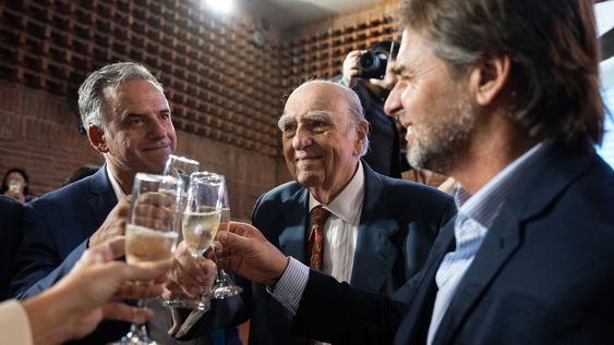 El presidente Yamandú Orsi y los expresidentes Julio María Sanguinetti y Luis Lacalle Pou, en la celebración del cumpleaños del exmandatario colorado. El presidente Yamandú Orsi y los expresidentes Julio María Sanguinetti y Luis Lacalle Pou, en la celebración del cumpleaños del exmandatario colorado.