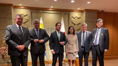 El embajador japonés, Hideki Asari, junto al presidente Luis Lacalle Pou y los ministros Azucena Arbeleche, Fernando Mattos, Omar Paganini y Francisco Bustillo