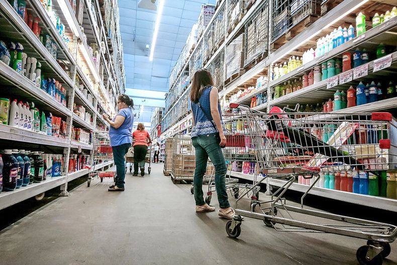 Los locales de supermercado está en expansión, aunque las ventas del sector bajaron en el tercer trimestre. Foto: Javier Calvelo, adhocFOTOS