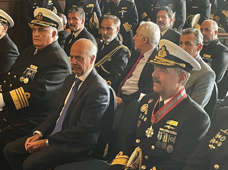 El ministro Javier García sentado entre el comandante en jefe de la Armada, Jorge Wilson (izquierda), y el contralmirante Otto Gossweiler (derecha). Foto: MDN