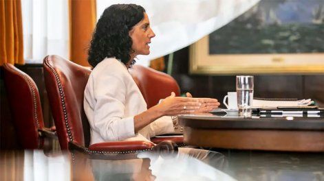 La ministra Azucena Arbeleche, en su despacho