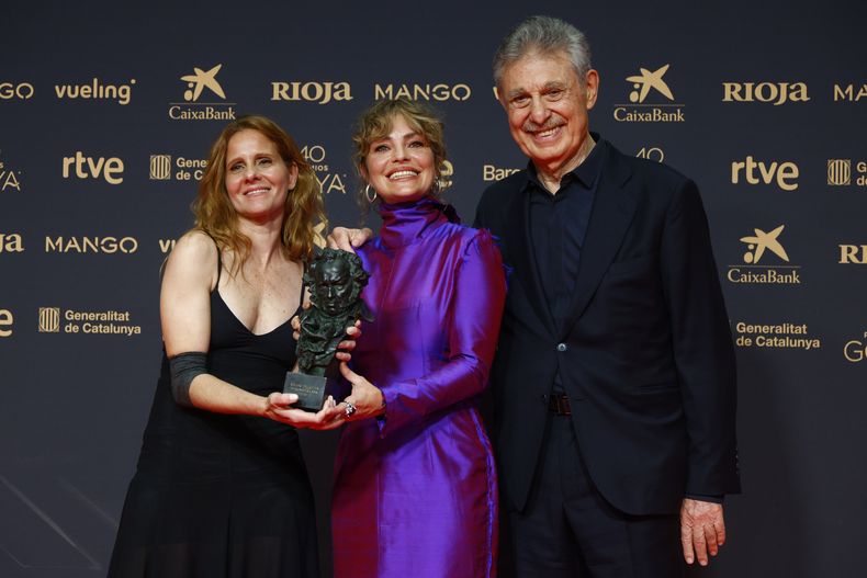 Dolores Fonzi, directora de Belén, ganadora del Goya a Mejor película iberoamericana, con los productores Leticia Cristi y Hugo Sigman.