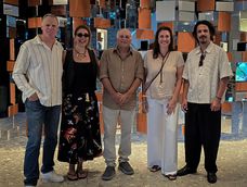 Director del CIE Enrique Topolansky, Carolina Kind, Pablo Brenner, Marcela Mailhos y Bruno Gadea, organizador de Punta Tech Meetup.