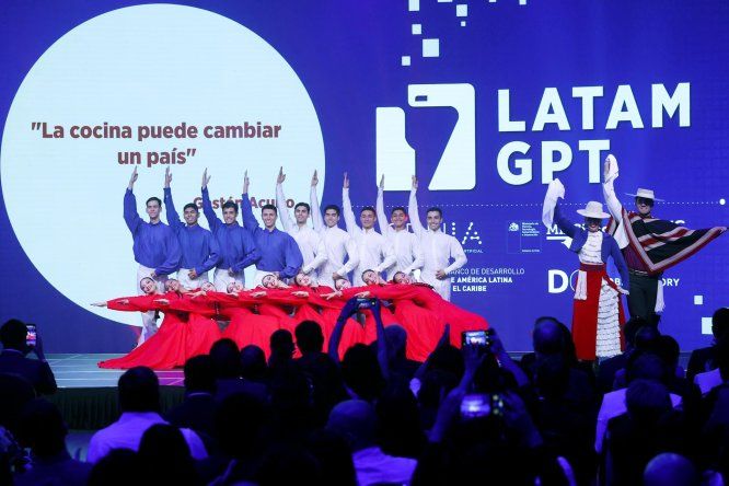 Integrantes del Ballet Folclórico de Chile (Bafochi) participan en el lanzamiento de Latam-GPT, primer gran modelo de lenguaje abierto de América Latina y el Caribe este martes, en Santiago (Chile).&nbsp;