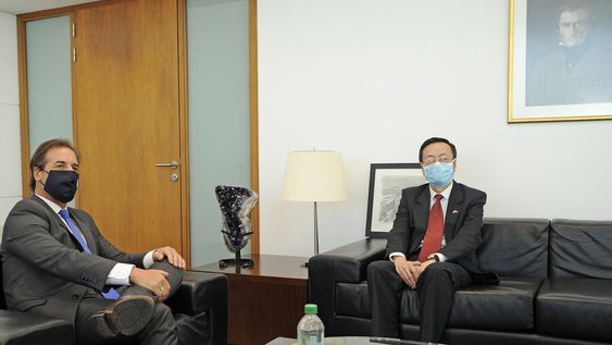Reunión de Lacalle Pou y embajador chino Wang Gang, en Torre Ejecutiva. Reunión de Lacalle Pou y embajador chino Wang Gang, en Torre Ejecutiva.