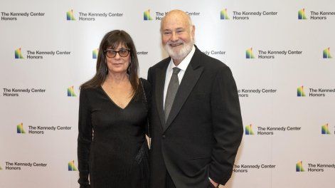 El director de cine y actor estadounidense Rob Reiner y su esposa, Michele Reiner, en la gala de los premios Kennedy Center Honors, en Washington, el 3 de diciembre de 2023.