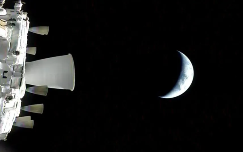Vista de la Tierra desde la nave espacial Orion de la NASA mientras orbita alrededor del planeta durante el vuelo de prueba Artemis II.