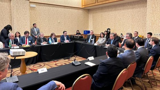 Autoridades nacionales e internacionales durante primera reunión de la comisión creada por el Acuerdo sobre el Acuífero Guaraní Autoridades nacionales e internacionales durante primera reunión de la comisión creada por el Acuerdo sobre el Acuífero Guaraní