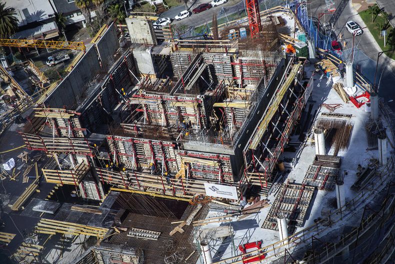 Un edificio en construcción en el barrio Pocitos. Foto: Mauricio Zina, adhocFOTOS