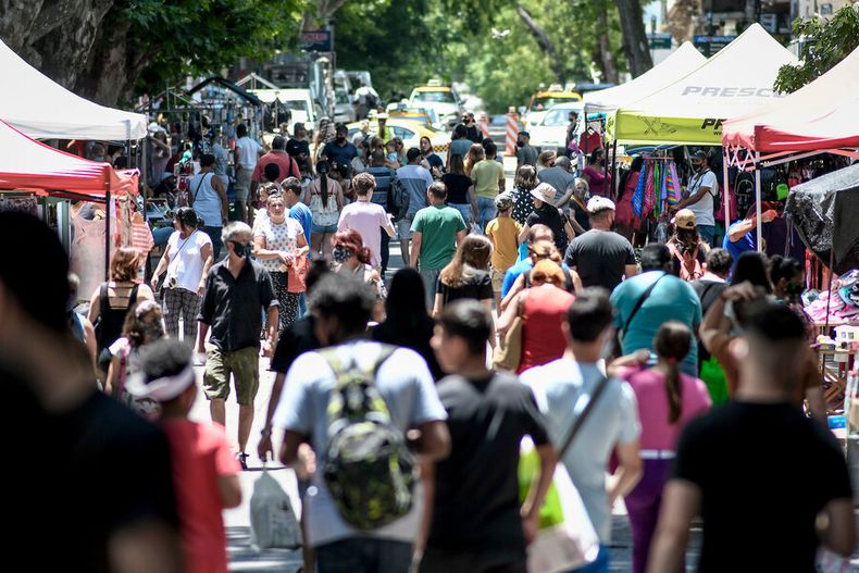 Los uruguayos disfrutan de una “libertad responsable”, pero científicos y políticos de oposición cuestionan el alto costo en vidas. Foto: JC / adhocFOTOS